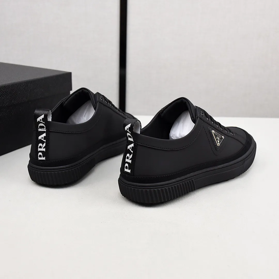 【PRADA】Men's shoes 💰400💰. Detonate the whole place! An international brand that is constantly innovating. This men's casual shoe is the original version. It is made of cowhide leather at a ratio of one to one at the store. It has leather feet and rubber non-slip outsole. It is breathable and comfortable. Quality speaks for itself. 👄38-44